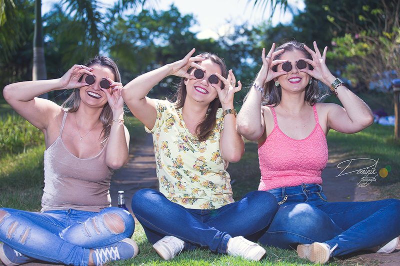ensaio criativo divertido três amigas com Oreo nos olhos sorrindo sinop vera claudia itauba terra nova do norte santa camerm sorriso mato grosso dominik fotografia