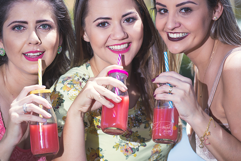 ensaio criativo divertido três amigas segurando garrafa com canudinho e suco amigas sorrindo sinop vera claudia itauba terra nova do norte santa camerm sorriso mato grosso dominik fotografia
