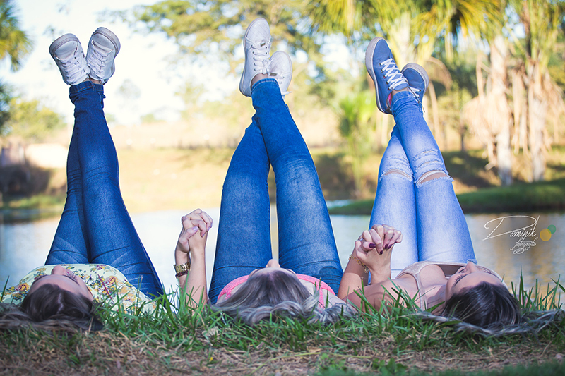 ensaio fotográfico criativo divertido amigas deitadas no chão com os pés para o alto sinop vera claudia itauba terra nova do norte santa camerm sorriso mato grosso dominik fotografia
