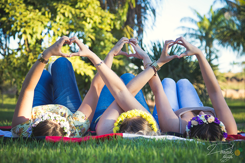 ensaio fotográfico criativo amigas deitadas no chão e fazendo coração com mãos sinop vera claudia itauba terra nova do norte santa camerm sorriso mato grosso dominik fotografia