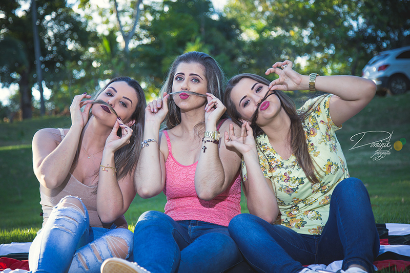 ensaio criativo divertido amigas fazendo bigodinho com os cabelos sinop vera claudia itauba terra nova do norte santa camerm sorriso mato grosso dominik fotografia
