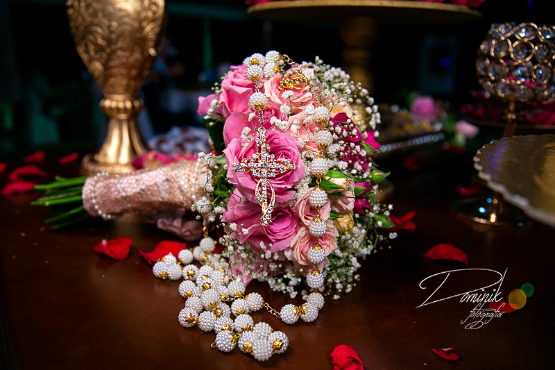 buque com o rosario de perolas sobre ele encima da mesa capela casamento celebração terra nova itauba matupá sinop sorriso guaranta  mato grosso fotografia criativa dominik lago de matupa