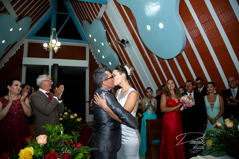 casal beijando celebrando casamento ao final da missa capela casamento celebração terra nova itauba matupá sinop sorriso guaranta  mato grosso fotografia criativa dominik lago de matupa
