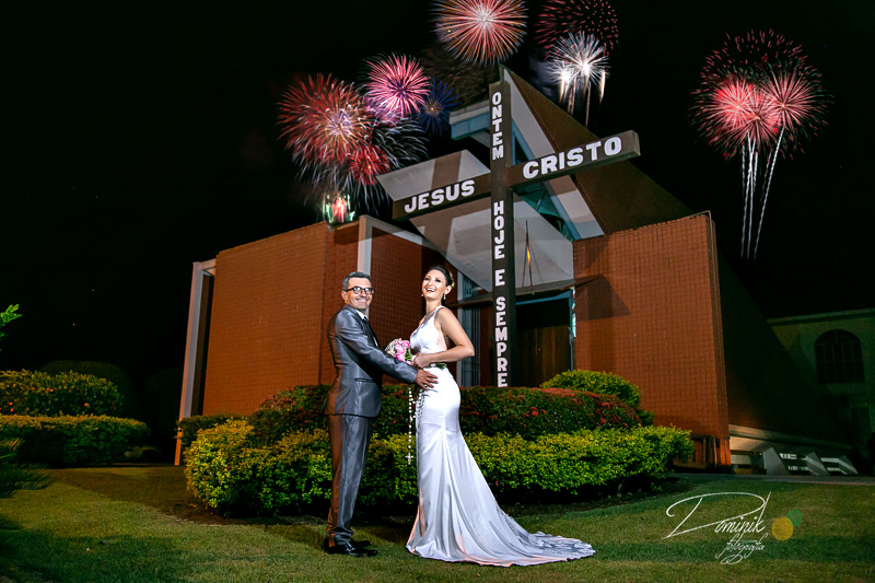 casal de noivos casamento em frente da igreja com fogos de artificios no ceu capela casamento celebração terra nova itauba matupá sinop sorriso guaranta  mato grosso fotografia criativa dominik lago de matupa