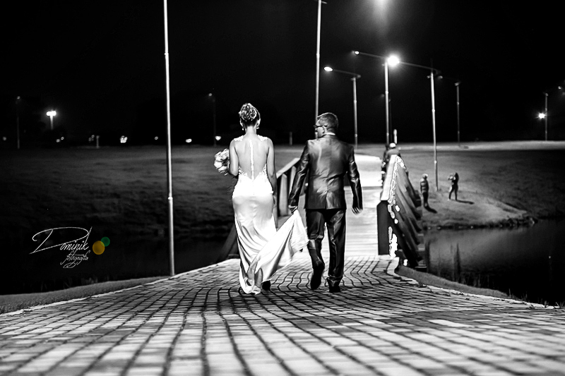 casa de noivos caminhando na praça noivo segurando o vestido da noiva  proximo uma ponte capela casamento casamento celebração terra nova itauba matupá sinop sorriso guaranta  mato grosso fotografia criativa dominik  lago de matupá