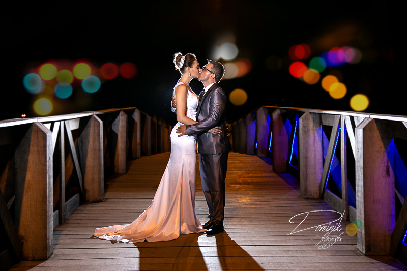 casal de noivos beijando em cima de ponte lago de matupa casamento celebração terra nova itauba matupá sinop sorriso guaranta  mato grosso fotografia criativa dominik 