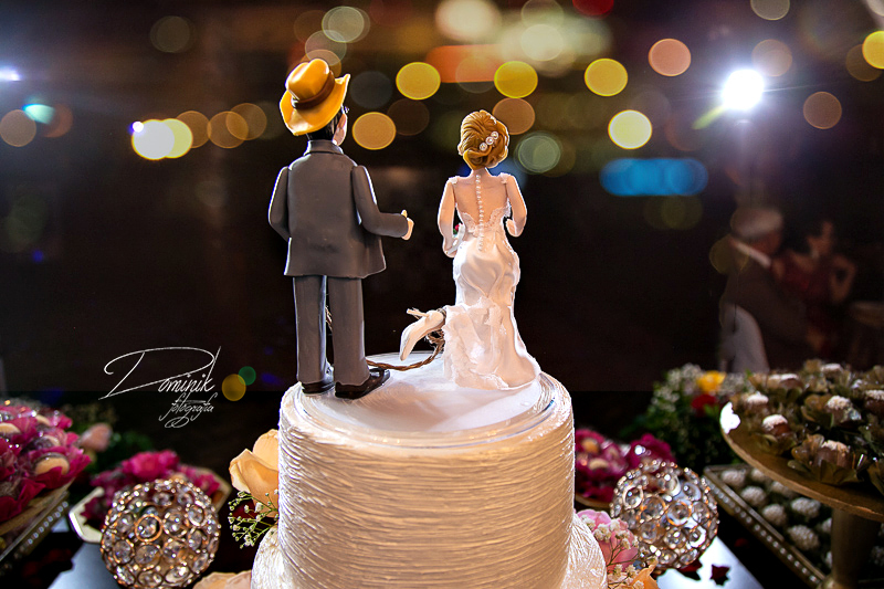biscuiti de noivos sobre o bolo de casamento noivos lago de matupa capela casamento celebração terra nova itauba matupá sinop sorriso guaranta  mato grosso fotografia criativa dominik 