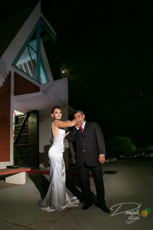 noiva pai beijando a sua mao antes de entrar na igreja matupá sinop sorriso guaranta do norte mato grosso fotografia criativa dominik lago de matupa 