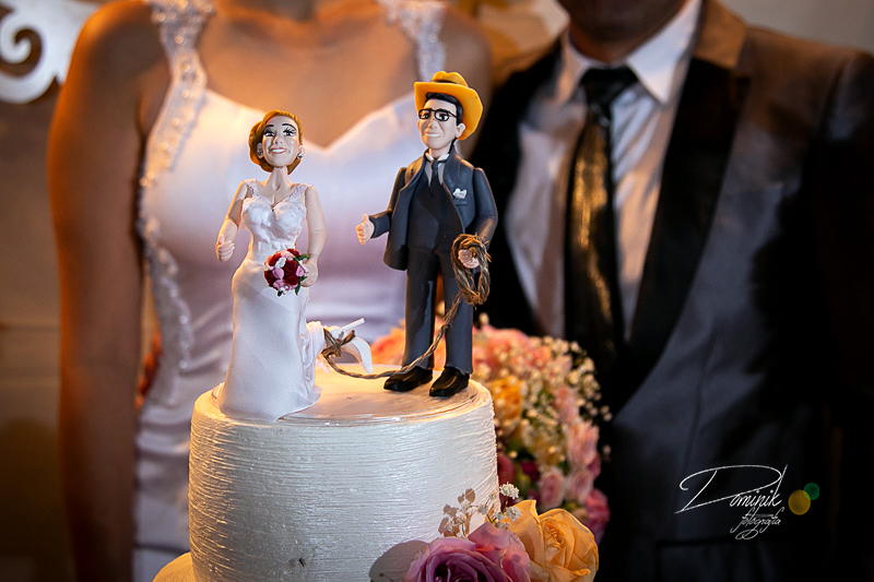 casal casamento capela bolo biscuite de noivos casal ao fundo casamento celebração terra nova itauba matupá sinop sorriso guaranta  mato grosso fotografia criativa dominik lago de matupa