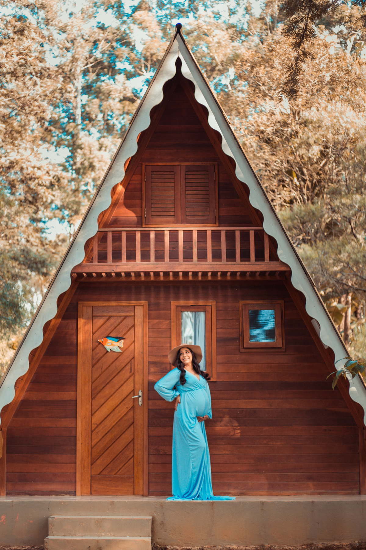 moça com vestido azul em um chalé em ensaio gestante no pesqueiro tio oscar