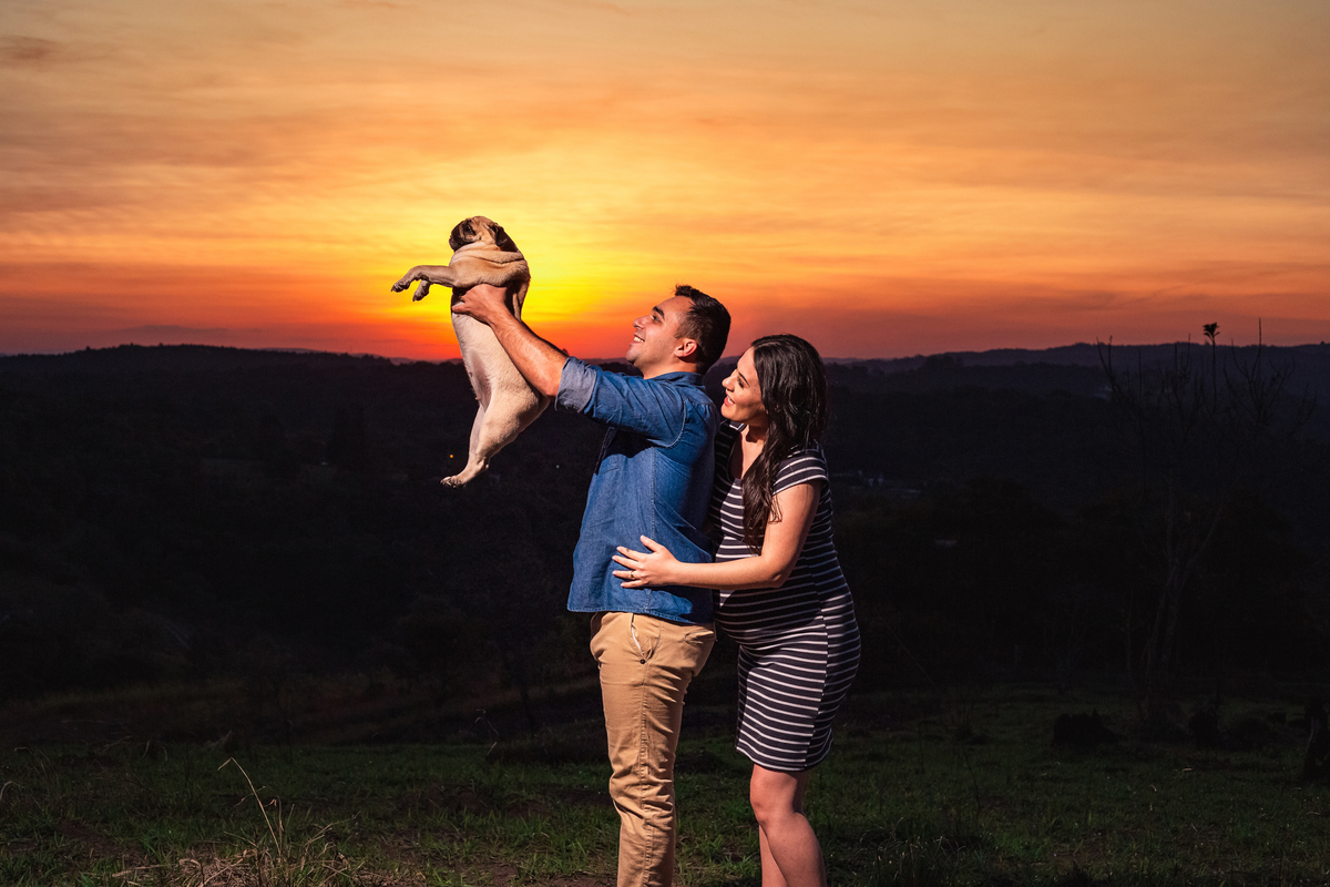 ensaio gestante com cachorro no por do sol no pico da lua em são roque sp