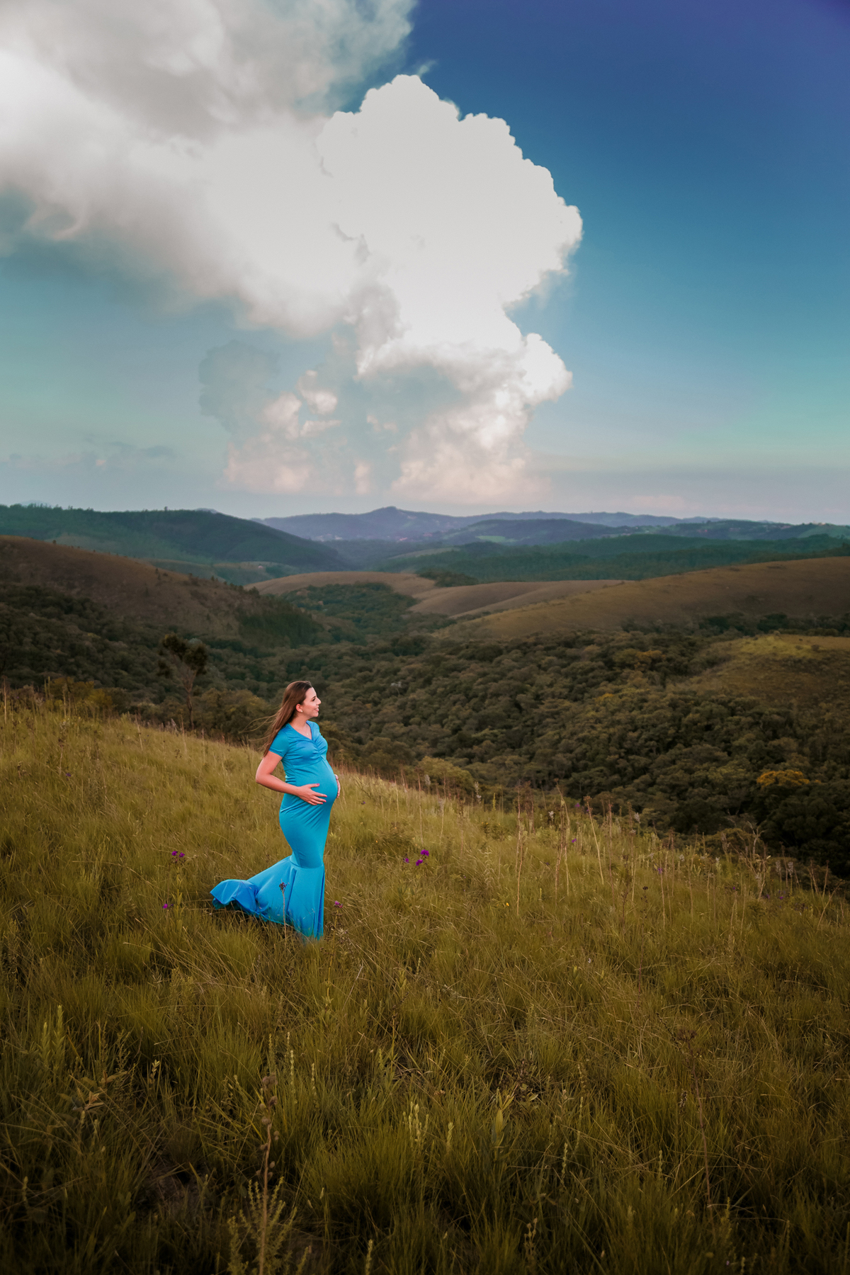 gestante com vestido azul em ensaio externo em campo aberto por rafael maia