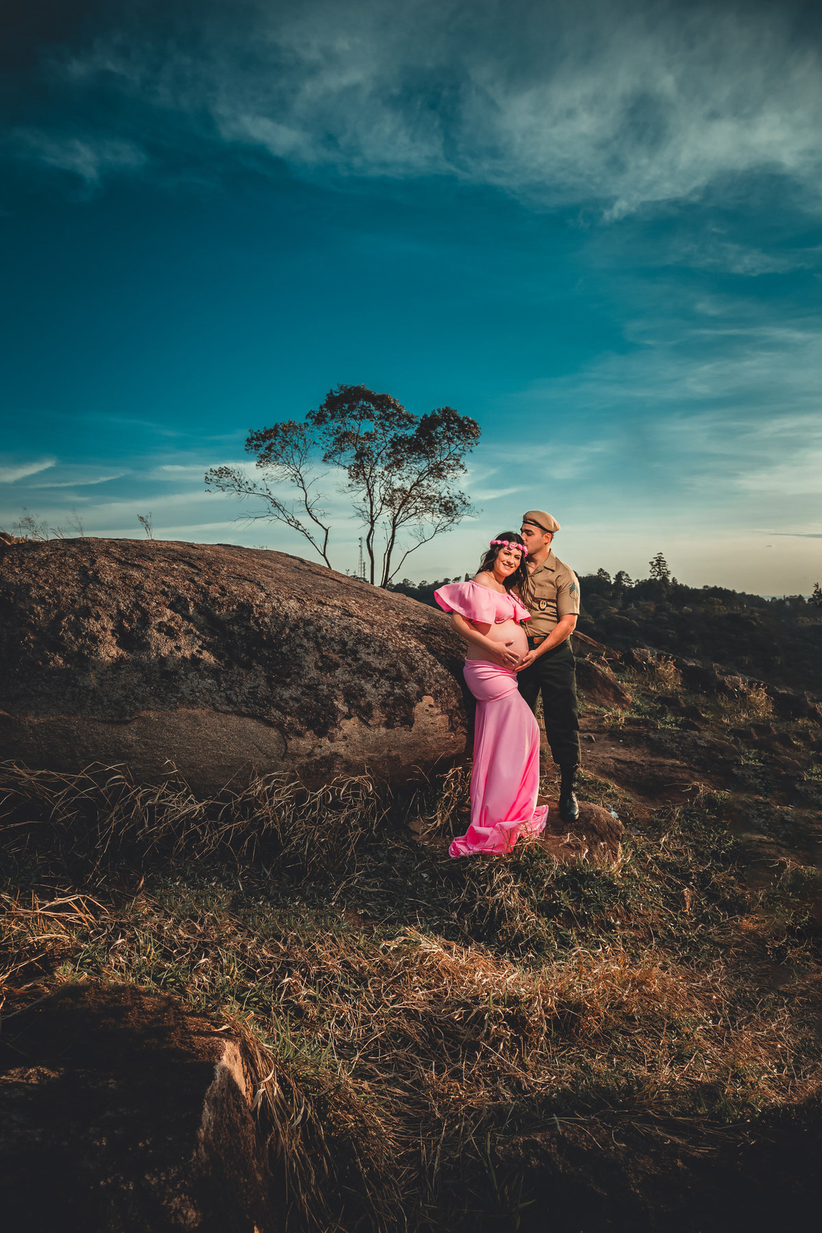 gestante e esposo soldado em um ensaio no pico da lua em são roque sp