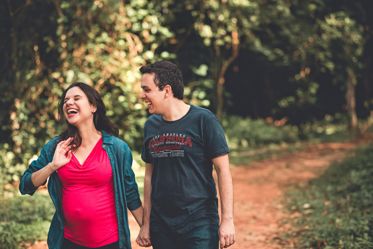 ensaio gestante caminhando de mãos dadas com o marido por rafael maia na brasital em sao roque