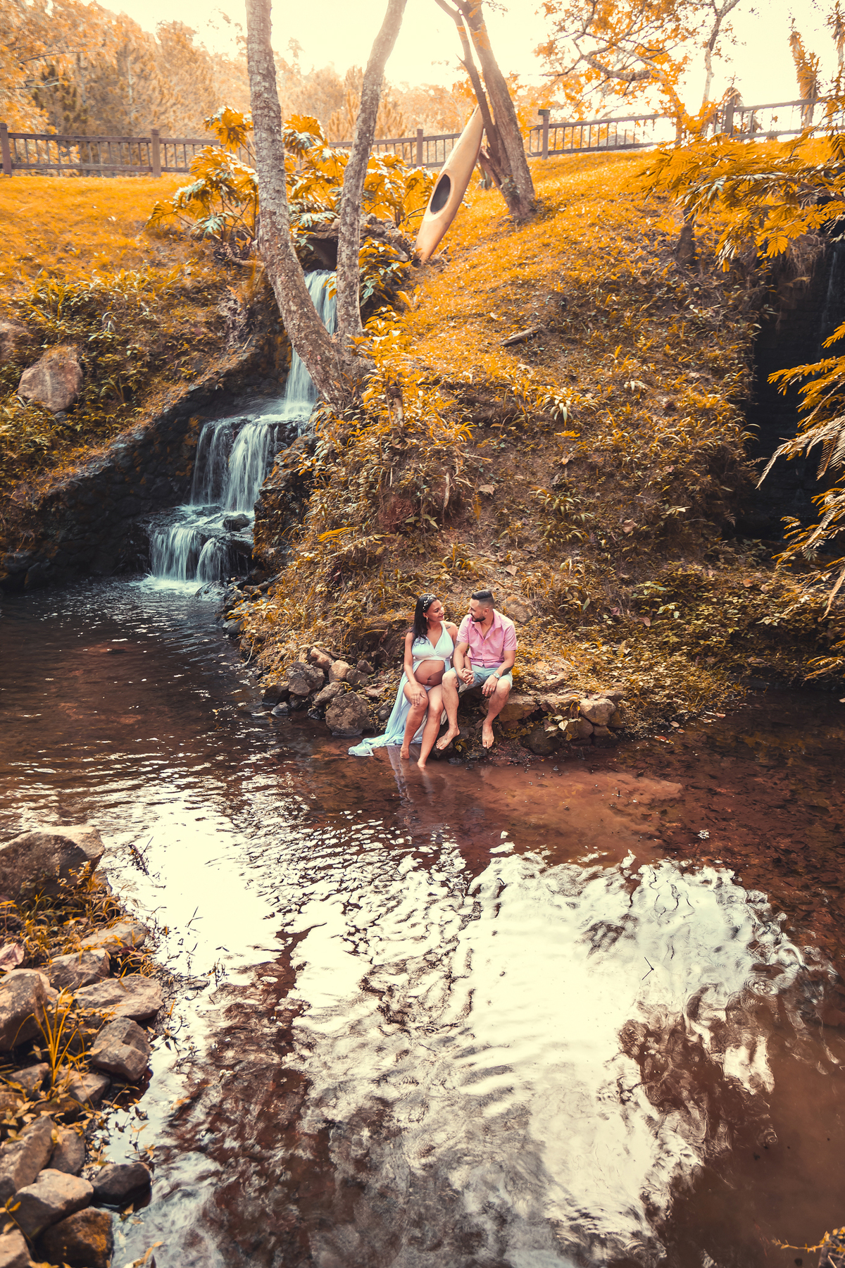 ensaio gestante em uma cachoeira por rafael maia
