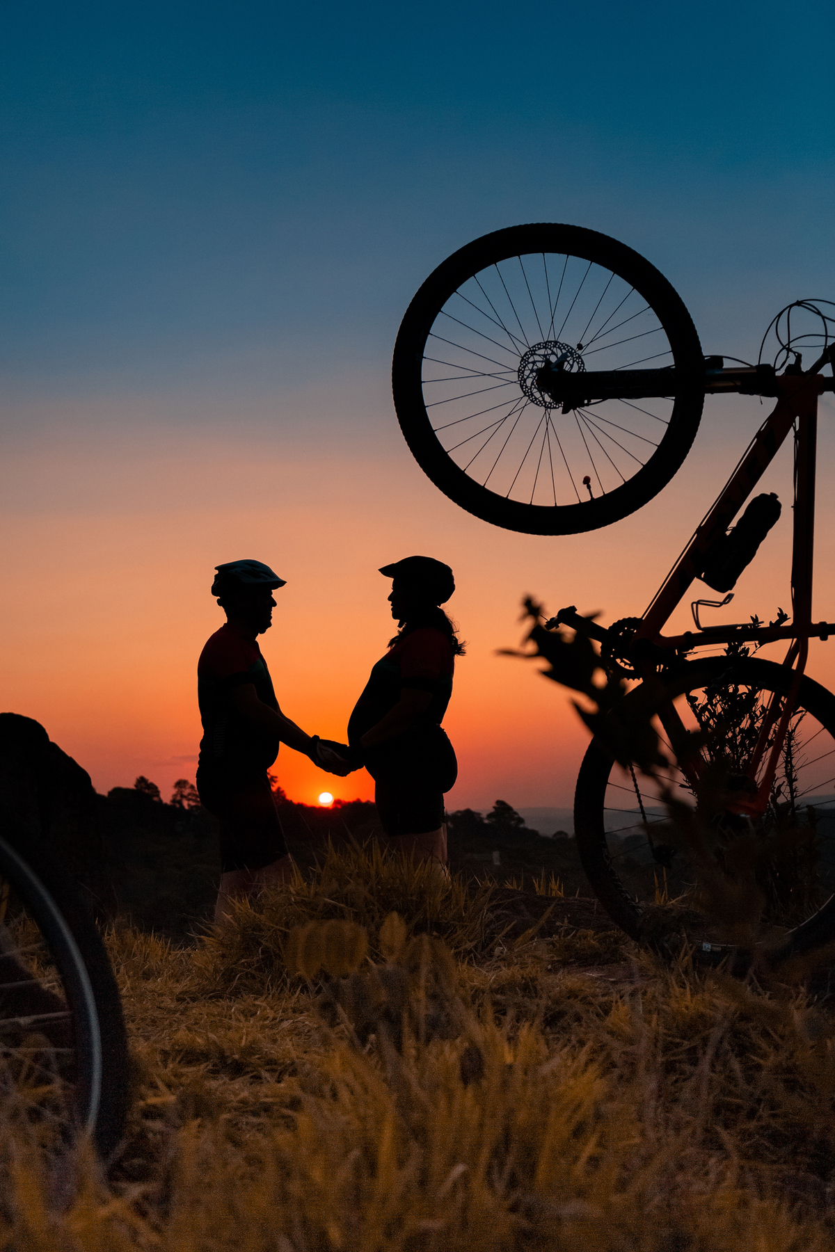 ensaio casal ciclista com a mulher gestante no por do sol no pico da lua em são roque