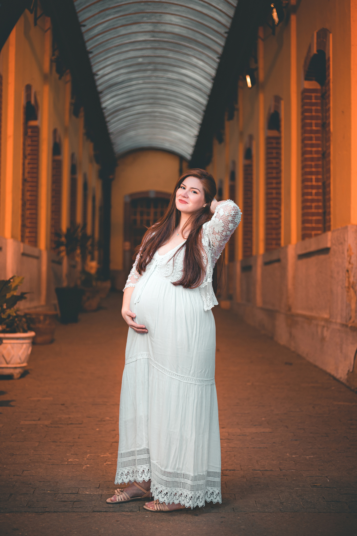 mulher com vestido branco em um ensaio de gestante na brasital são roque sp