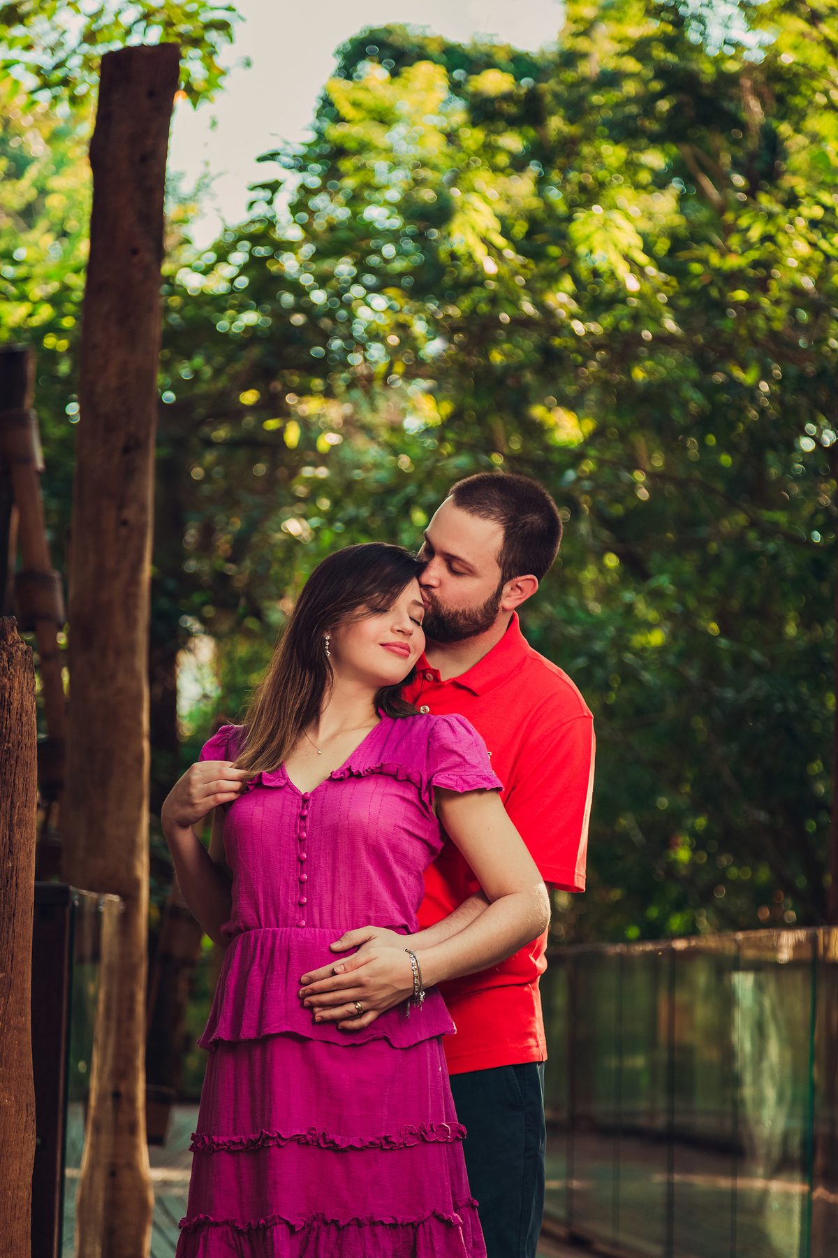 homem com sua esposa gravida em um ensaio no hotel confraria colonial em mairinque sp