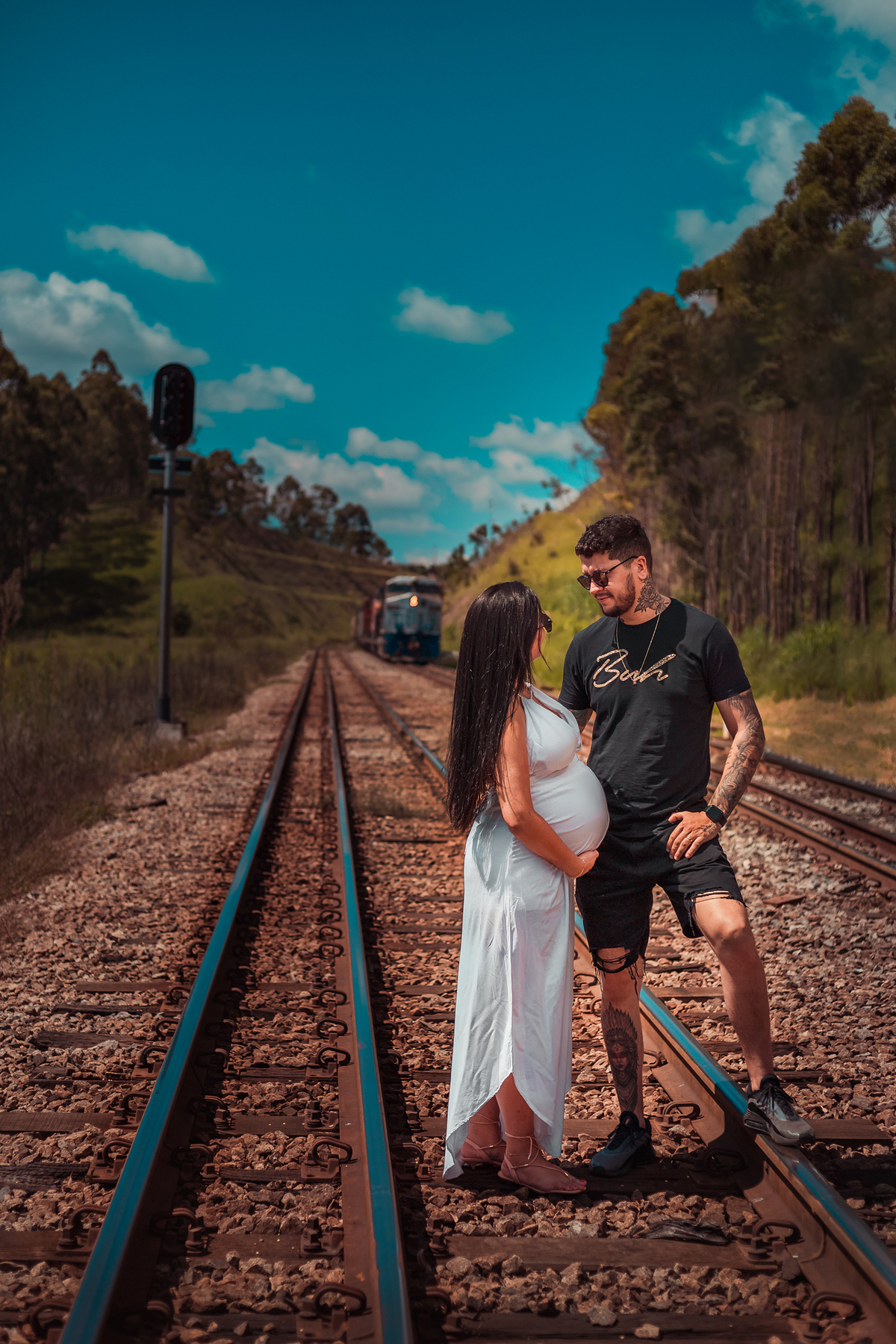 casal com esposa gestante na linha do trem por rafael maia em são roque