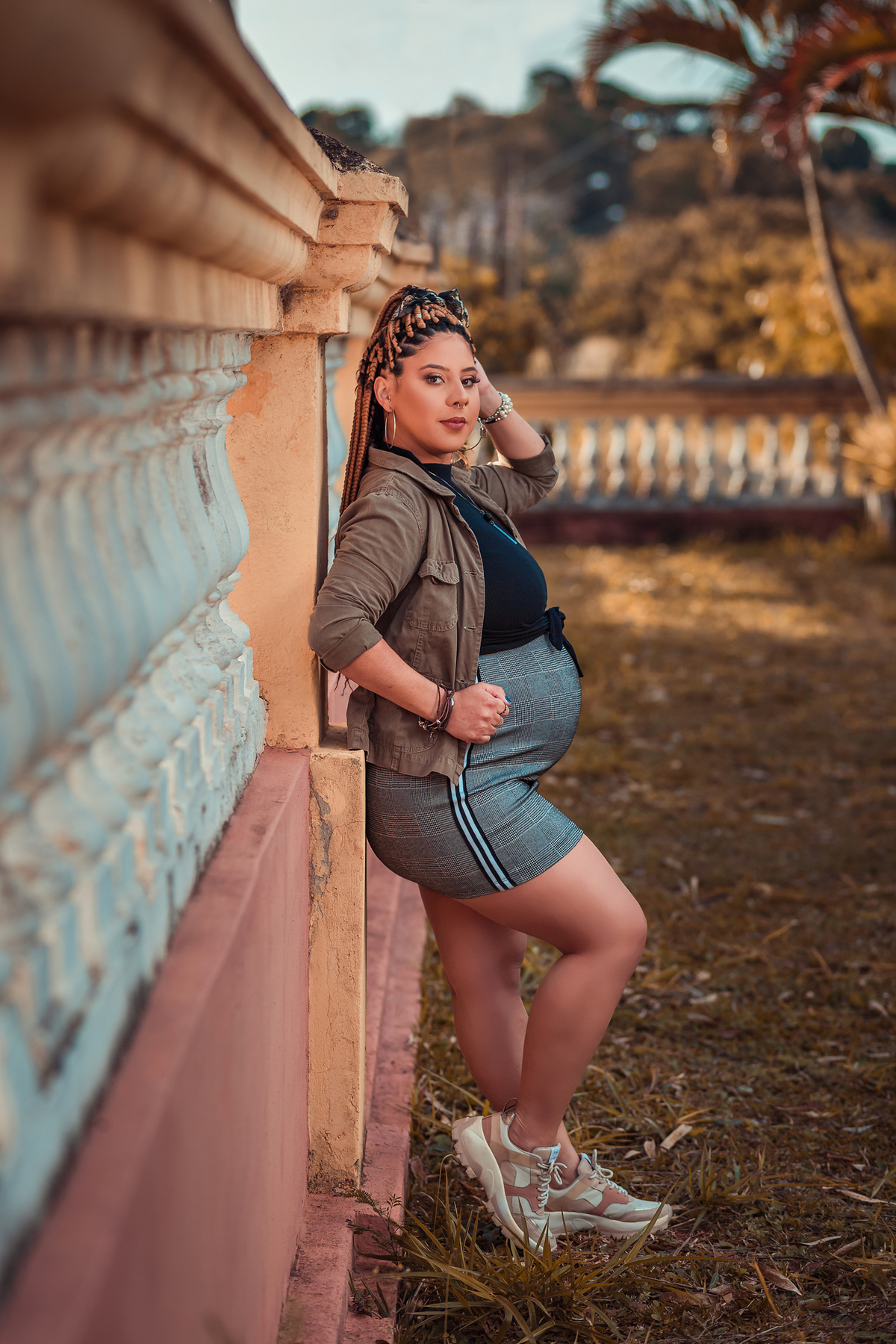 gestante posando para foto em ensaio na estação ferroviária de são roque sp
