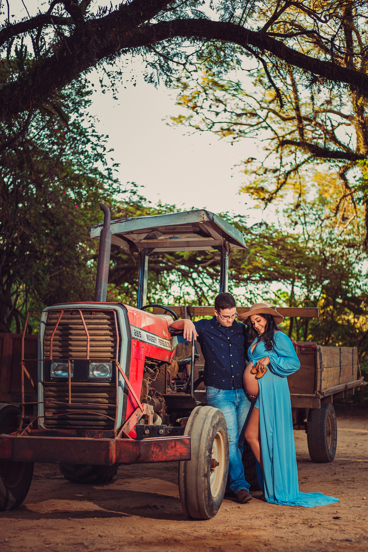 ensaio externo  gestante em são roque usando um trator de cenário 