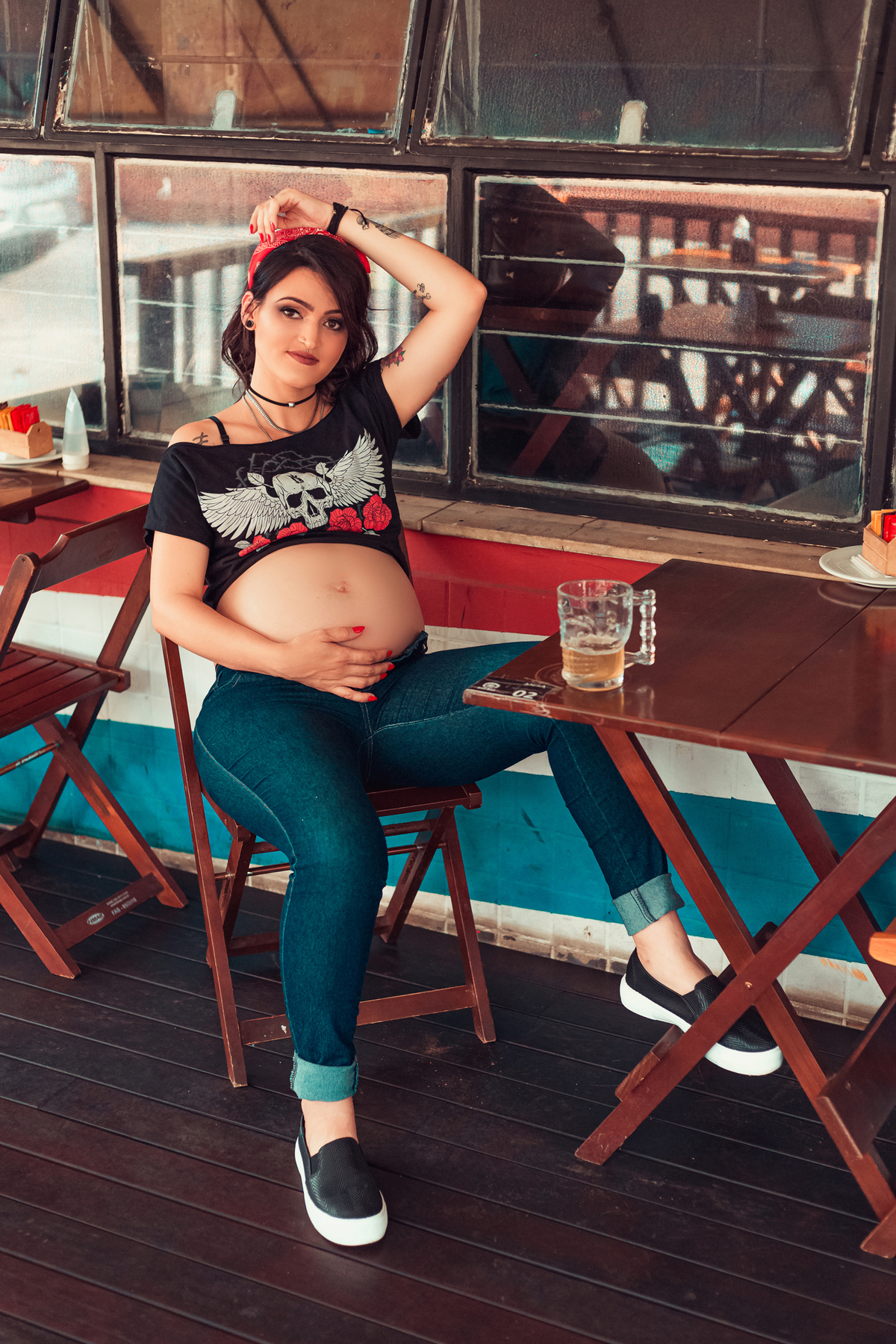 gestante sentada em ensaio numa hamburgueria em são roque sp