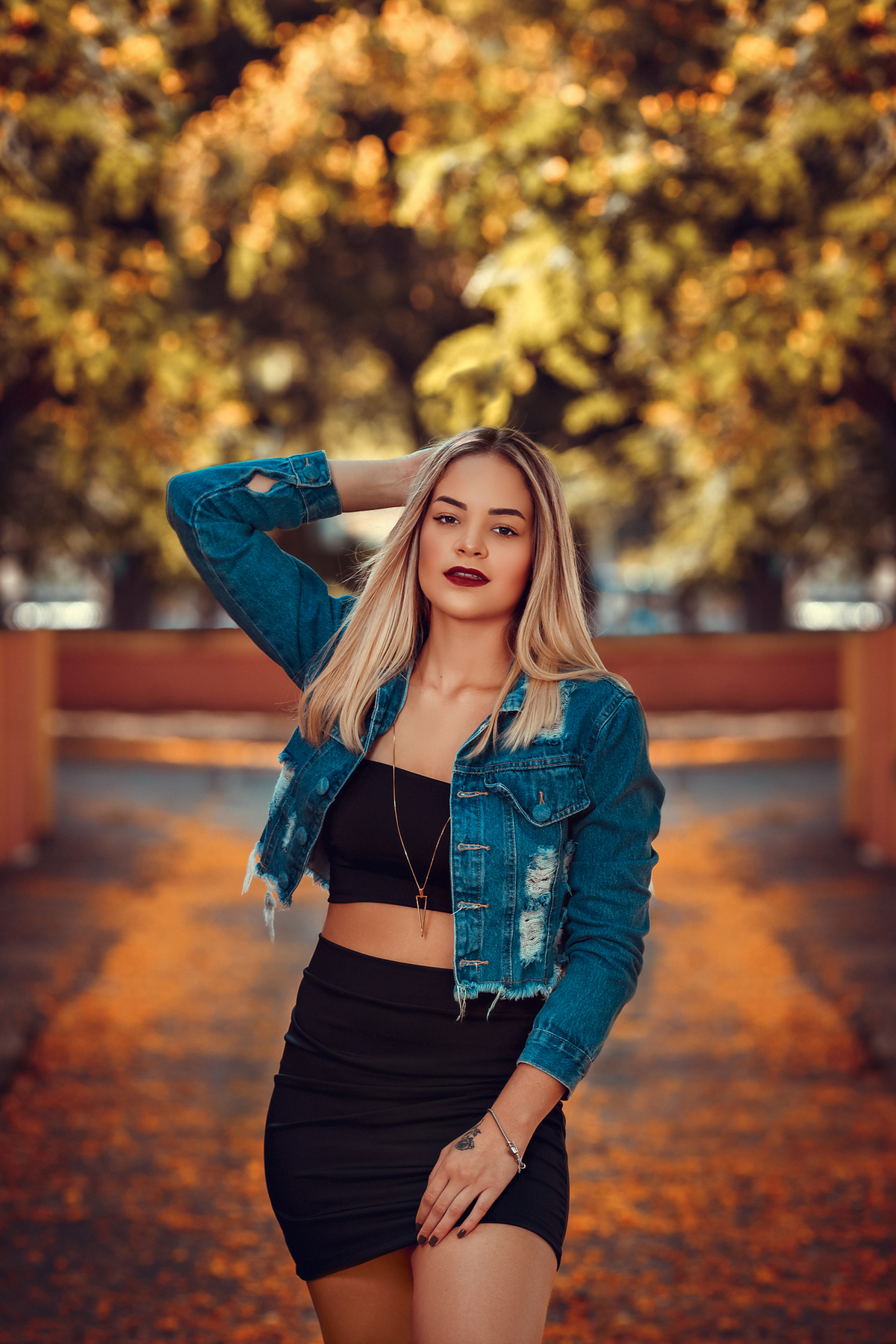 modelo com jaqueta jeans e saia em um ensaio feminino casual em são roque