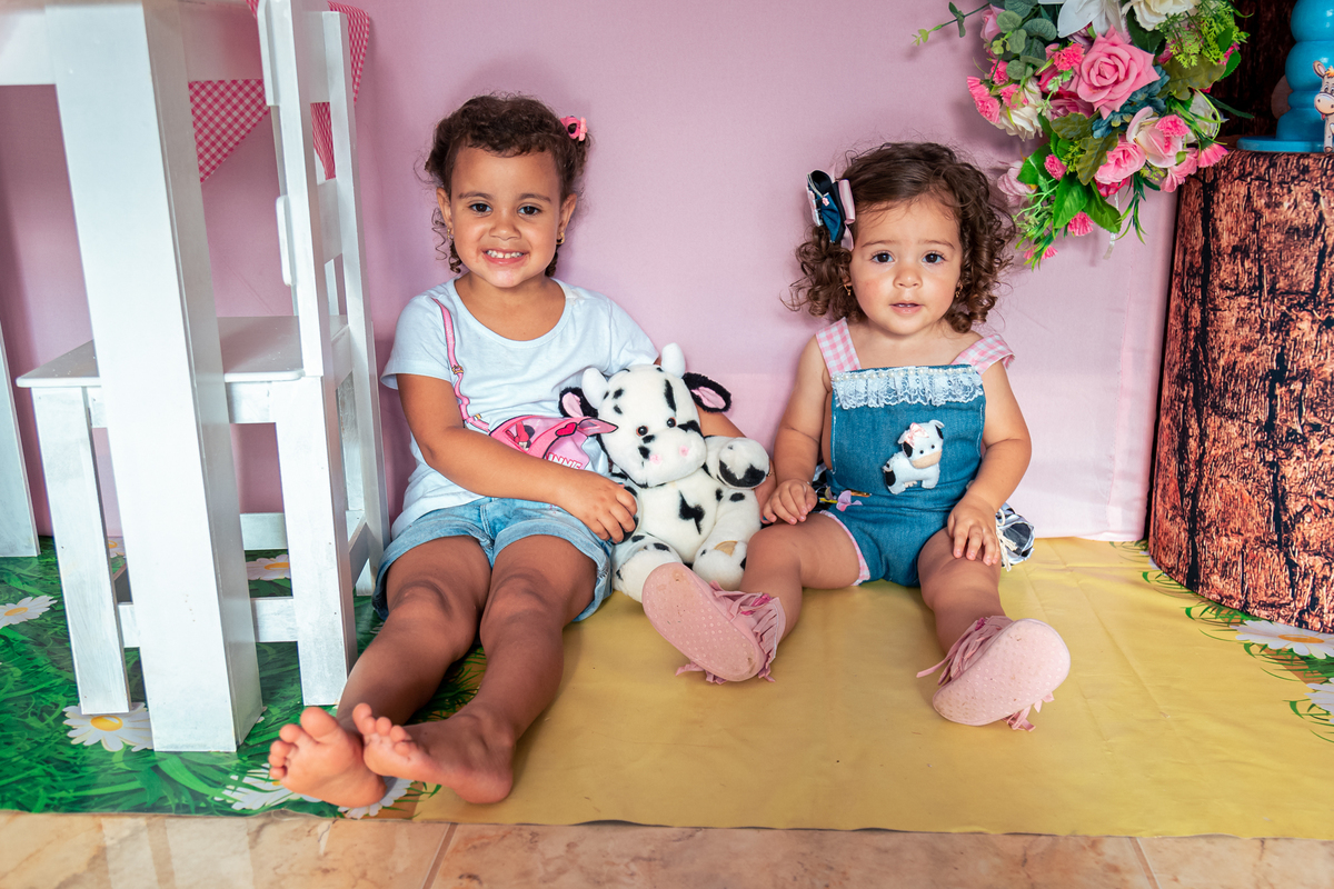 aniversariante com amiguinha em seu aniversário