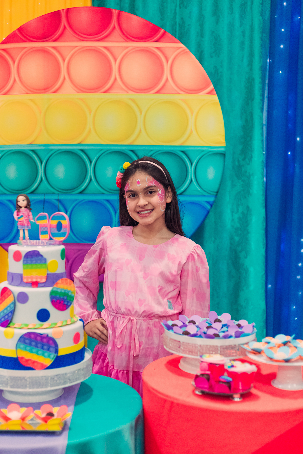 aniversariante na mesa do bolo em buffet festar em sao roque