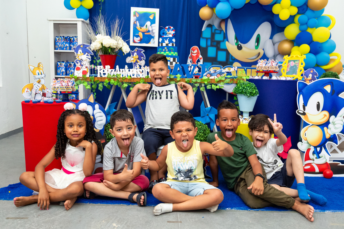 crianças fazendo careta pra foto em aniversario infantil em sao roque - sp