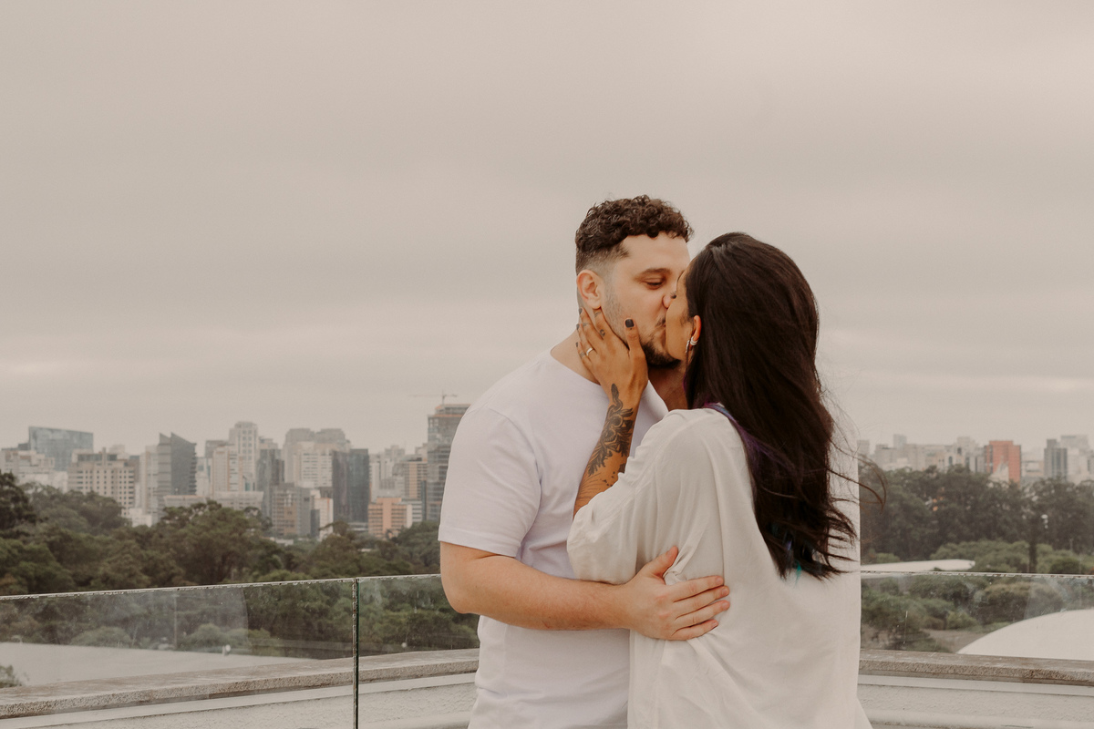 ensaio de casal urbano. ensaio em tempo nublado