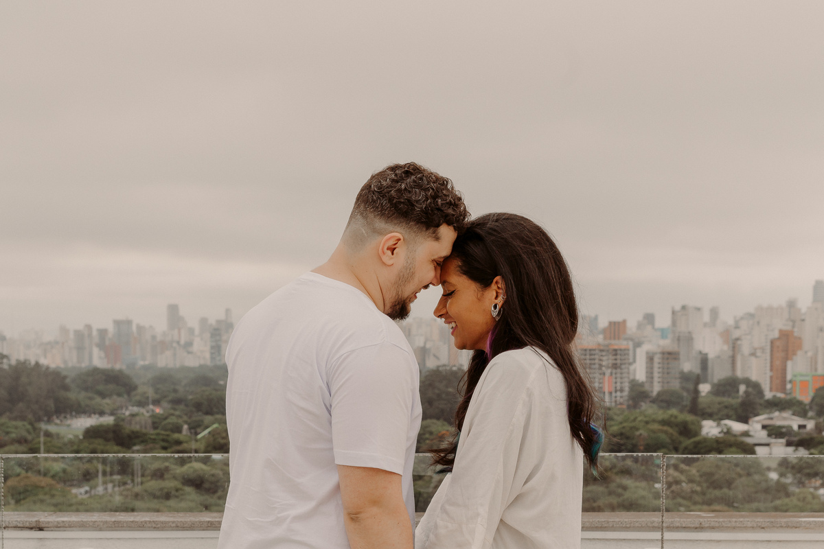 ensaio de casal urbano no Museu de Arte Contemporânea da USP