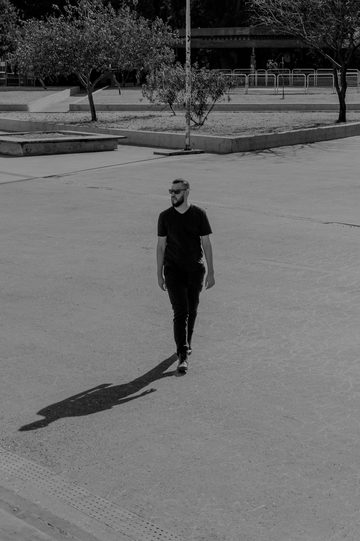 ensaio masculino externo com roupas todas pretas