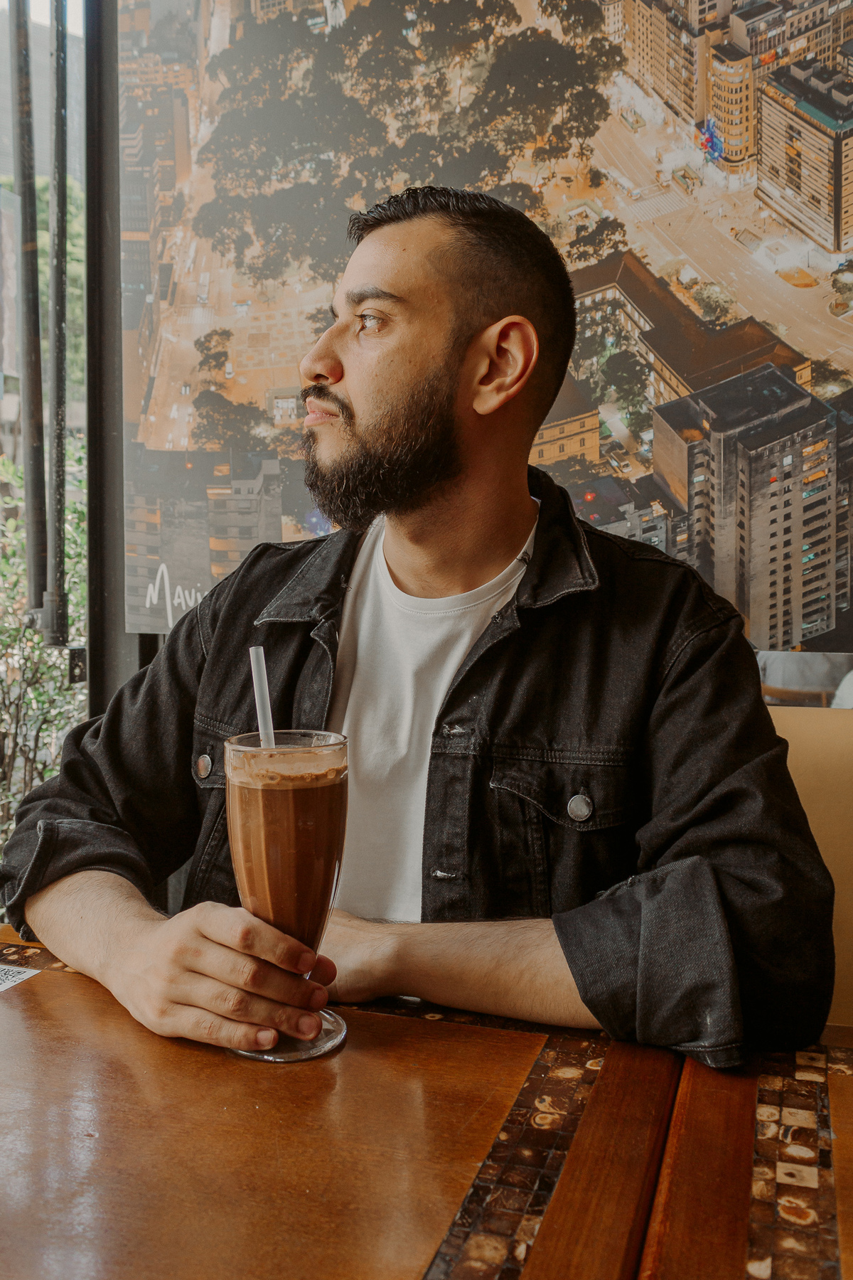 ensaio masculino em cafeteria