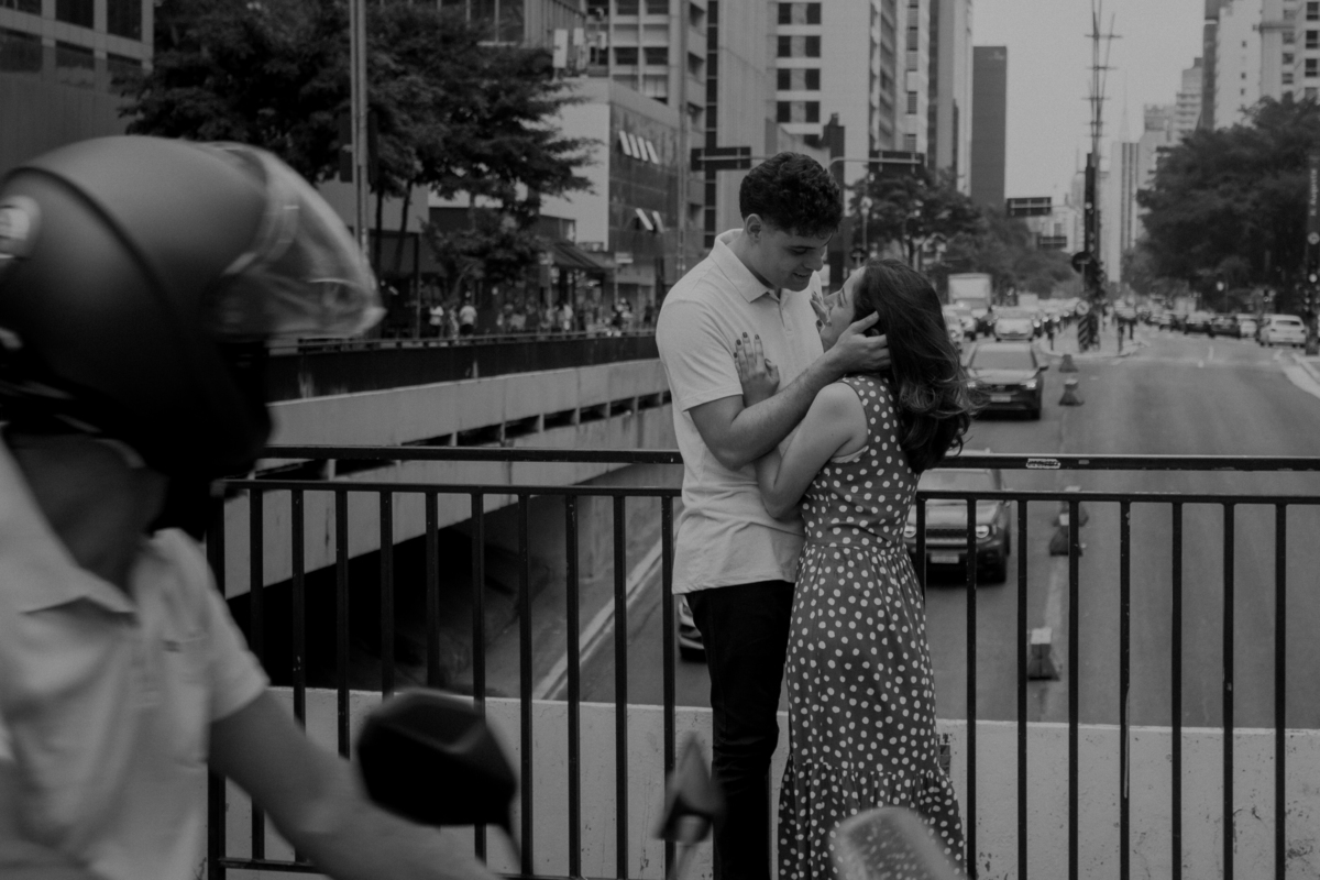 sessão de fotos de casal na avenida paulista durante o dia