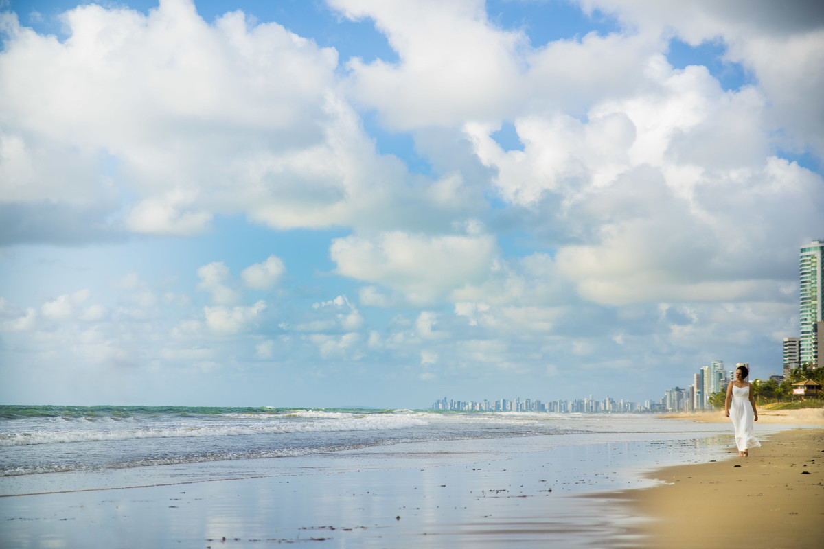 Mulher andando na praia de Boa Viagem em Recife/PE, por Rafaelly Lemos