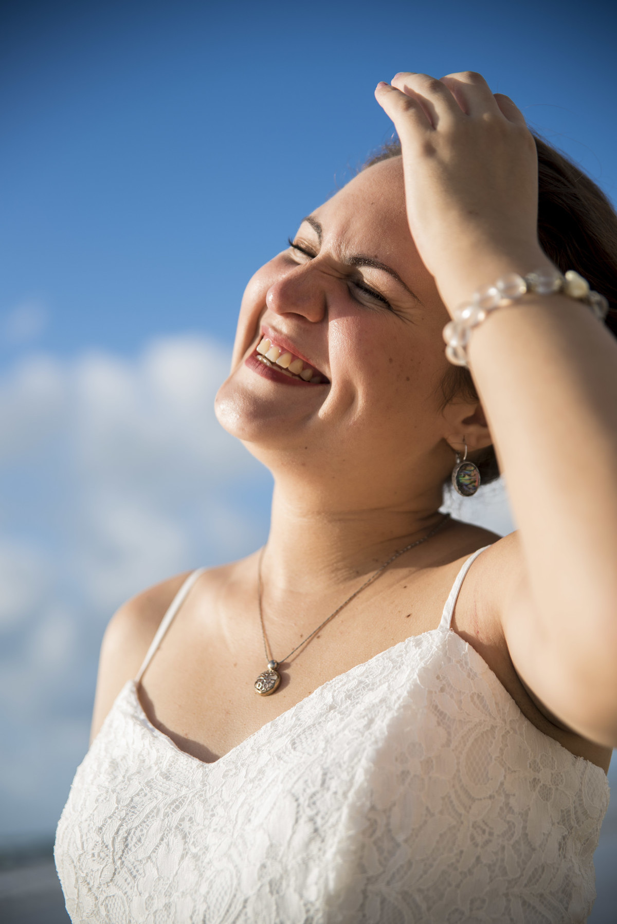 Mulher sorrindo na Praia de Boa Viagem em Recife/PE, por Rafaelly Lemos