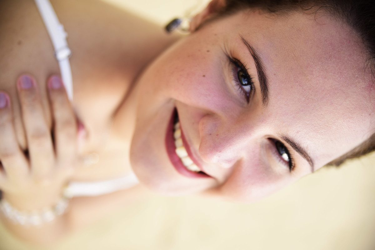 Close nos olhos da mulher sorrindo na praia de Boa Viagem em Recife/PE, por Rafaelly Lemos