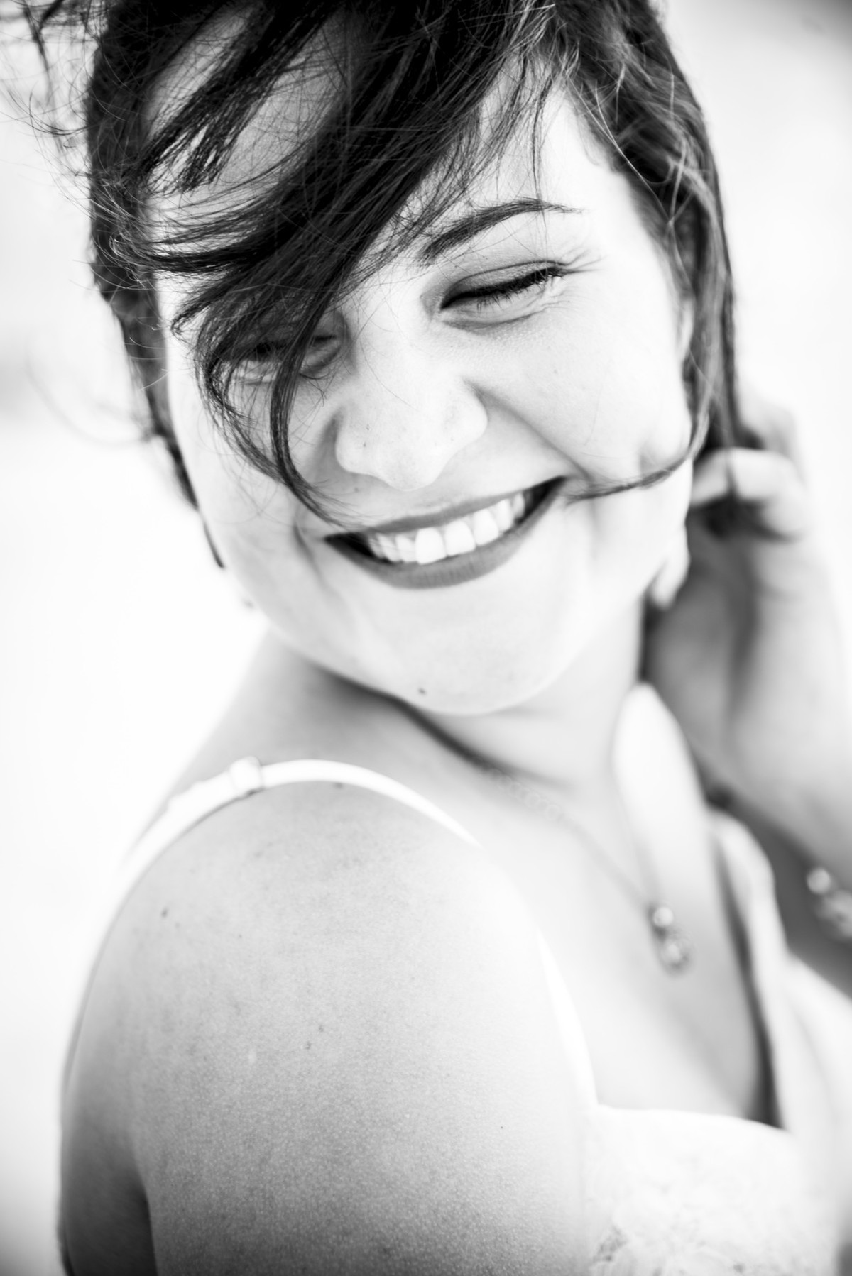 Mulher sorrindo na praia de Boa Viagem em Recife/PE, por Rafaelly Lemos