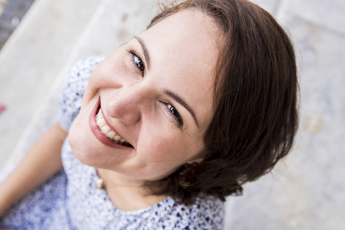 Mulher sorrindo no Recife Antigo, por Rafaelly Lemos