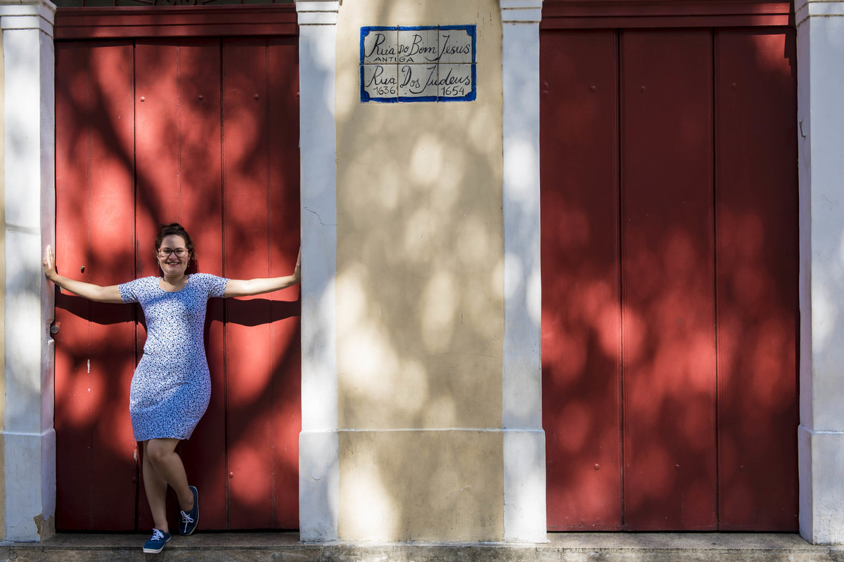 Mulher em um portão da Sinagoga no Recife Antigo, por Rafaelly Lemos