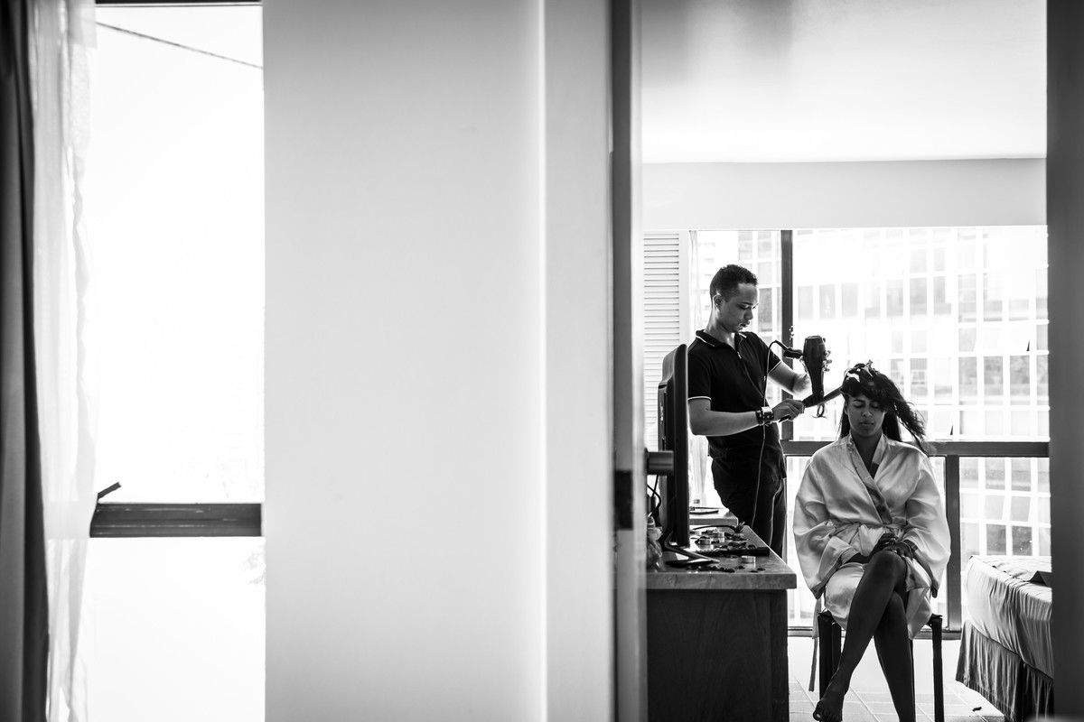 Noiva e cabeleireiro no quarto do Hotel Dorisol,em Piedade - PE, por Rafaelly Lemos