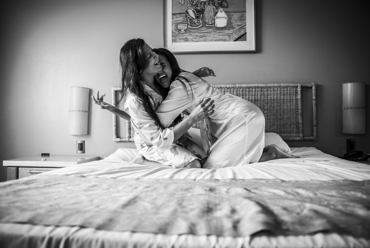 Noiva e mãe da noiva descontraídas na cama do quarto do Hotel Dorisol,em Piedade - PE, por Rafaelly Lemos