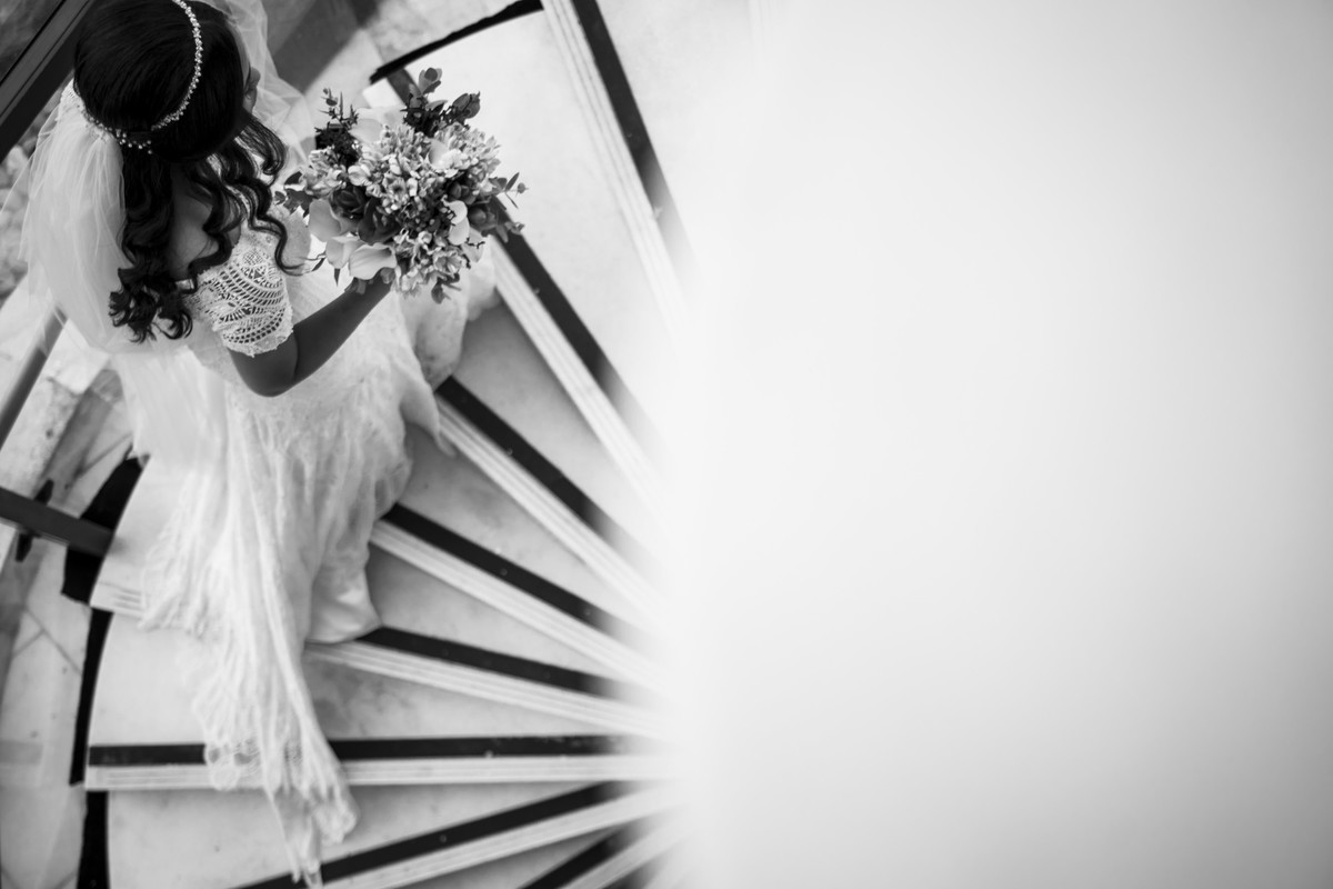 Noiva subindo as escadas da área externa do Hotel Dorisol,em Piedade - PE, por Rafaelly Lemos