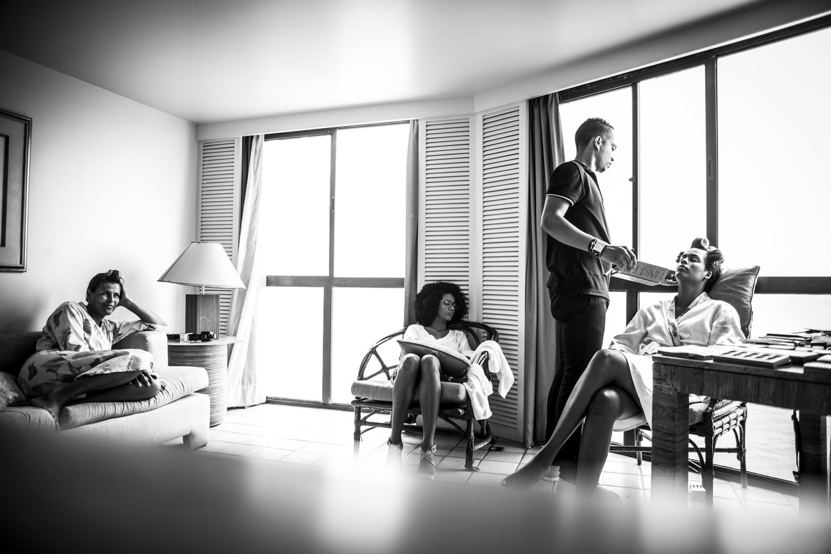 Noiva, mãe da noiva, cabelereira e maquiador no quarto do Hotel Dorisol,em Piedade - PE, por Rafaelly Lemos
