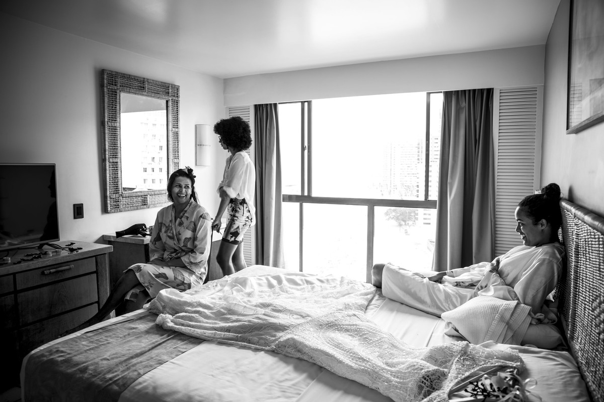 Noiva, mãe da noiva e cabeleireira no quarto do Hotel Dorisol,em Piedade - PE, por Rafaelly Lemos
