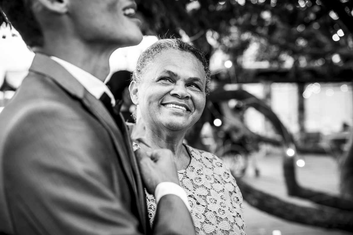 Close do olhar da mãe do noivo para o noivo na entrada da noiva no Pier 31 em Barra de Jangada - PE, por Rafaelly Lemos