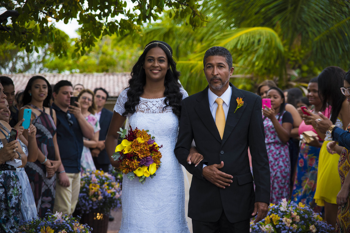 Noiva e pai da noiva noPier 31 em Barra de Jangada - PE, por Rafaelly Lemos
