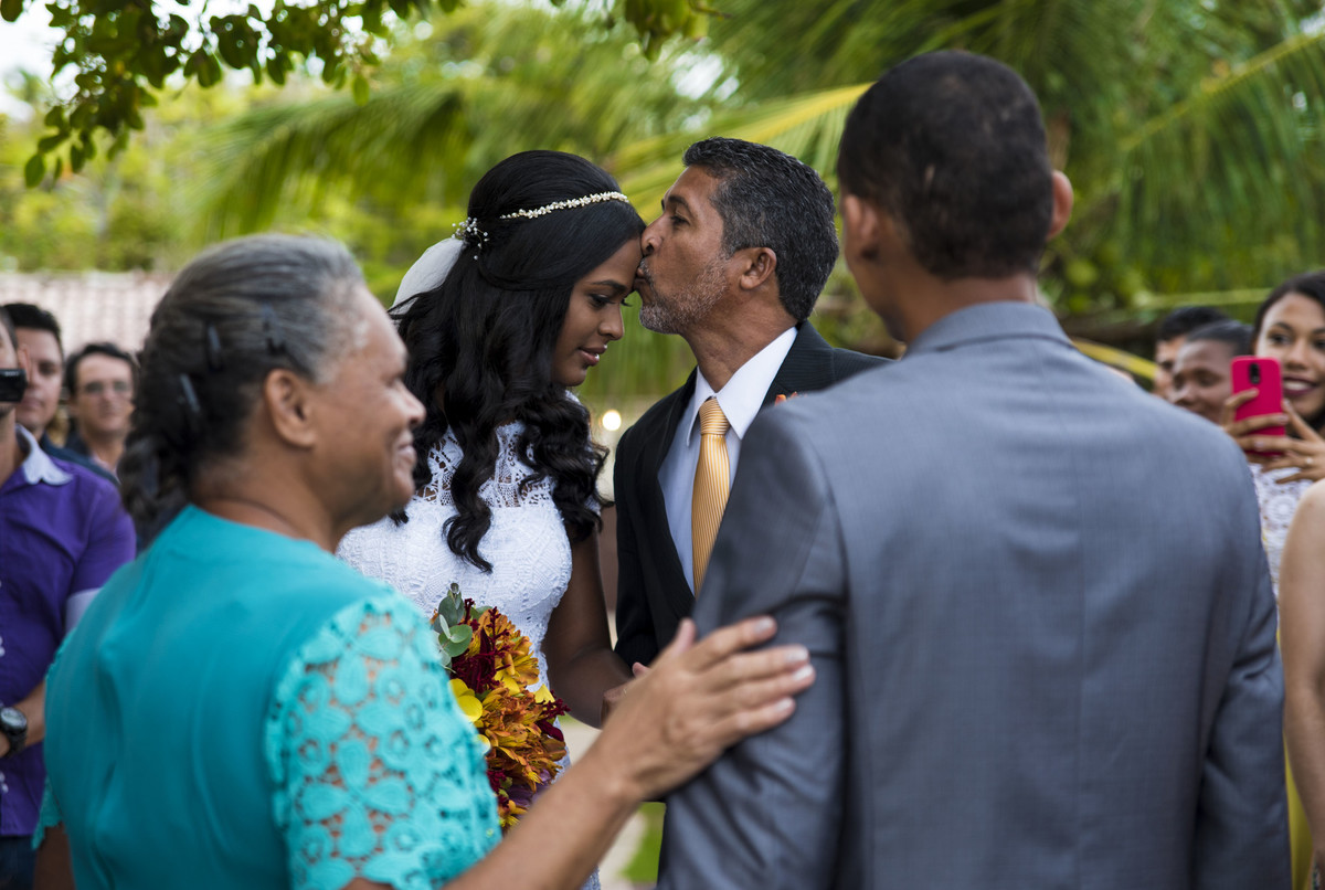 Beijo do pai da noiva na noiva no Pier 31 em Barra de Jangada - PE, por Rafaelly Lemos