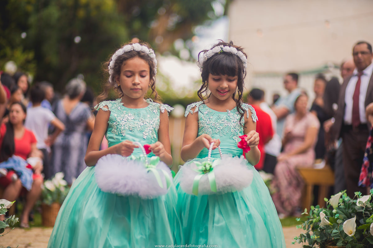 Floristas caminhando na passarela da cerimõnia